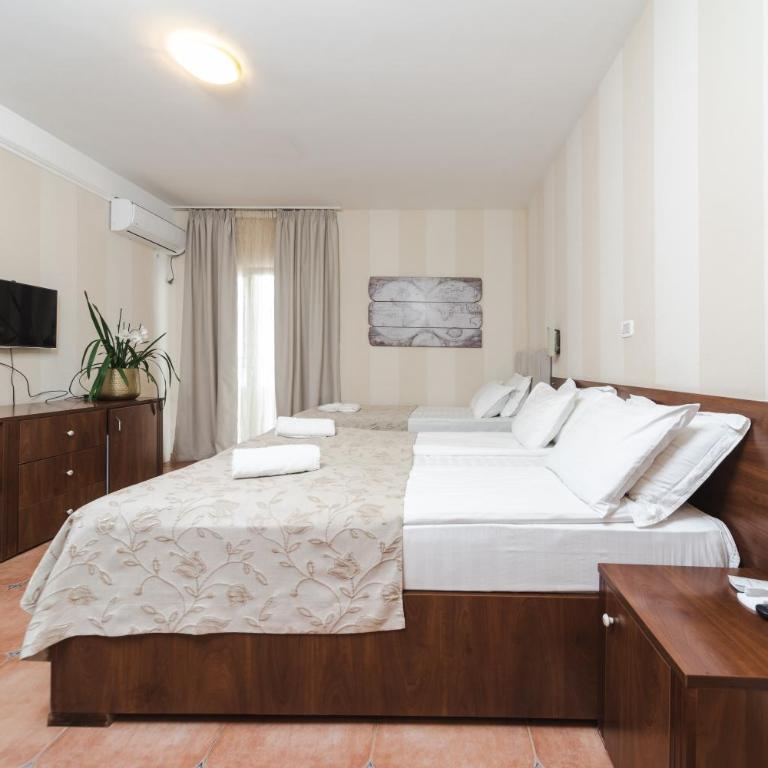Mali Hotel Porat - Superior Trokrevetna Soba sa Izlazom na Terasu (26,27) - 2