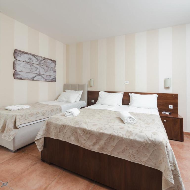 Mali Hotel Porat - Superior Trokrevetna Soba sa Izlazom na Terasu (26,27) - 3