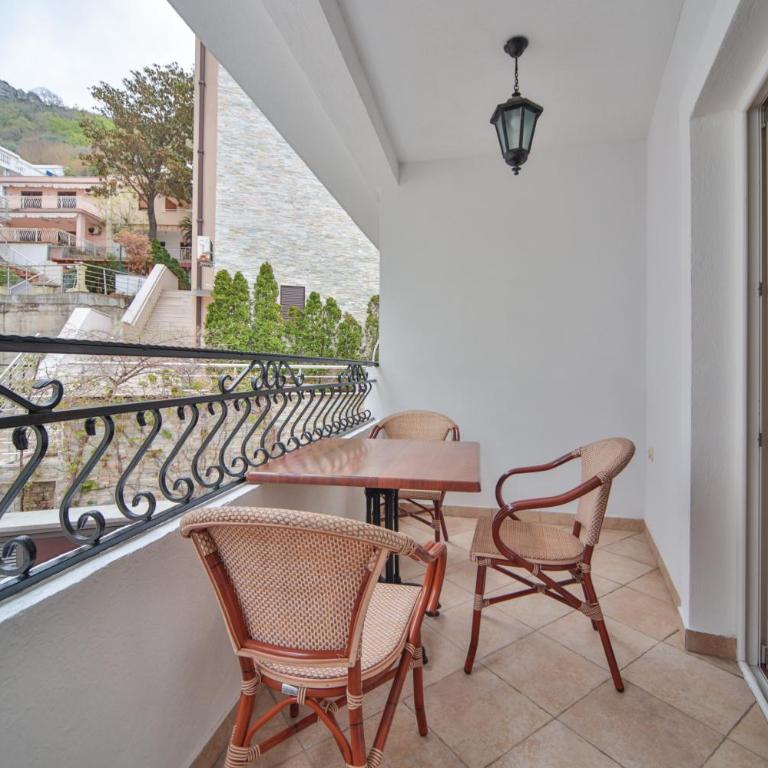 Mali Hotel Porat - Superior Trokrevetna Soba sa Izlazom na Terasu (26,27) - 4
