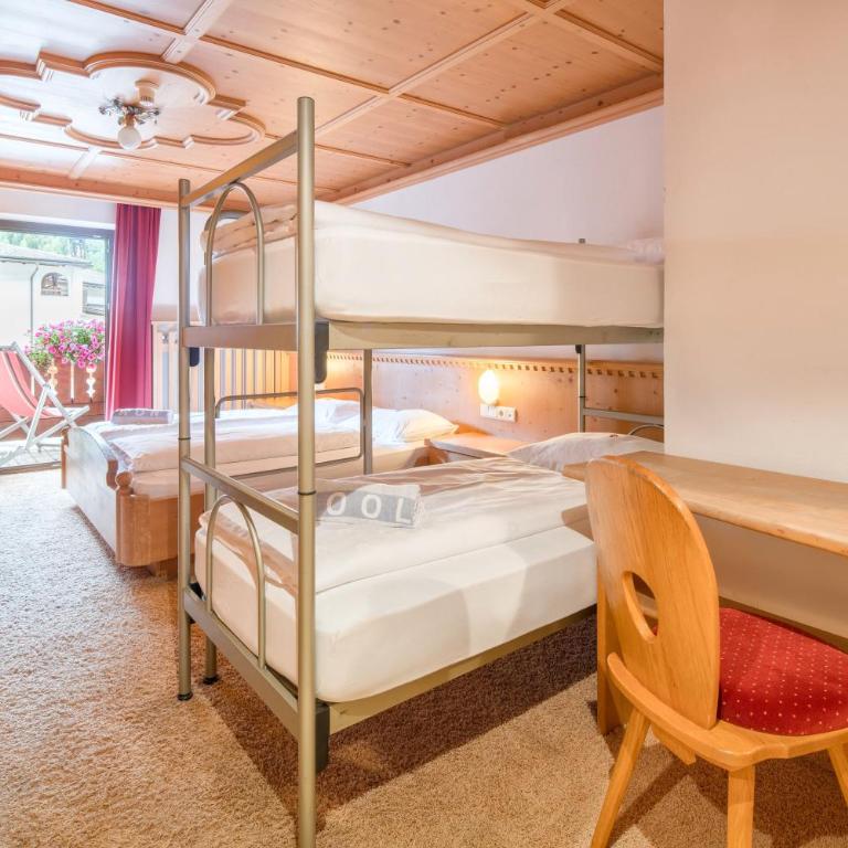 Piccolo Hotel Gurschler - Quadruple Room with Balcony - 8