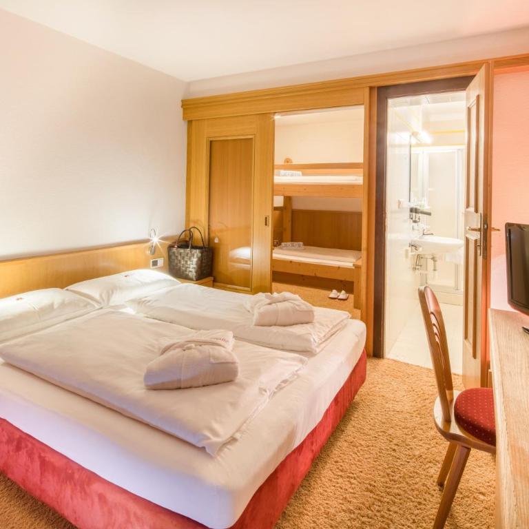 Piccolo Hotel Gurschler - Triple Room with Balcony - 13
