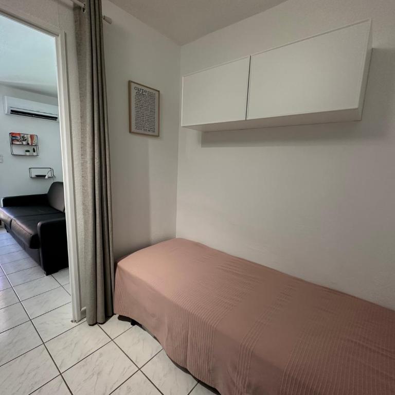 Studio 3 pers climatisé rénové, au calme, idéalement situé proche St Raphael-St Tropez, plage et commerces à pieds - Studio - 18