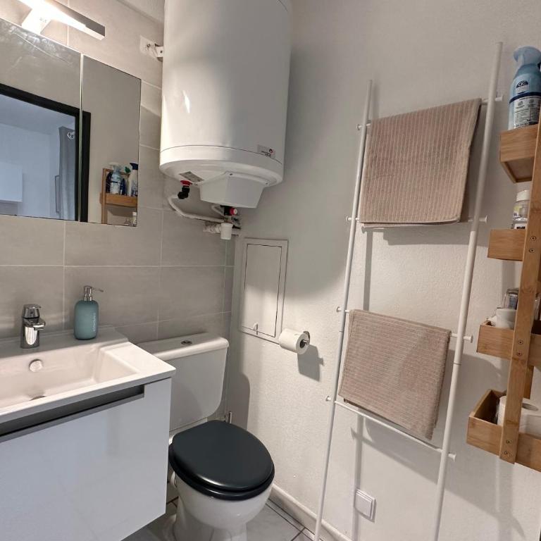 Studio 3 pers climatisé rénové, au calme, idéalement situé proche St Raphael-St Tropez, plage et commerces à pieds - Studio - 23