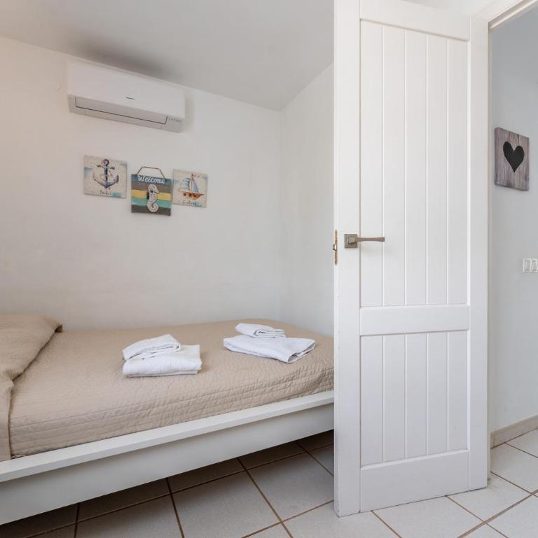 Dona Lola Micaela Beach front duplex 2 bedroom apartment - open sea and beach views surrounded by bars and restaurants - Costa del Sol - CS199 - Apartamento de 2 dormitorios - 13