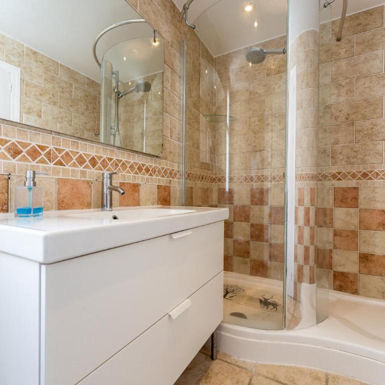 Dona Lola Micaela Beach front duplex 2 bedroom apartment - open sea and beach views surrounded by bars and restaurants - Costa del Sol - CS199 - Apartamento de 2 dormitorios - 17