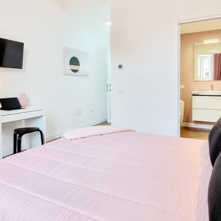 Glamour Suite by Accomodo - Deluxe Double Room - 9