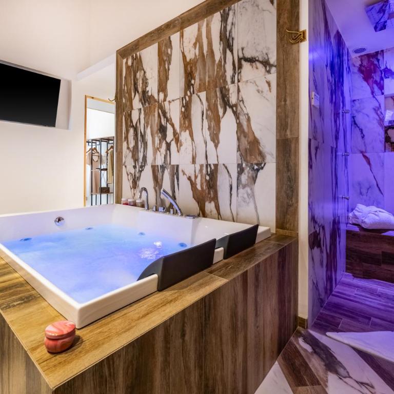 Sant'Antonino Luxury Suite - Camera King con Vasca Idromassaggio - 3
