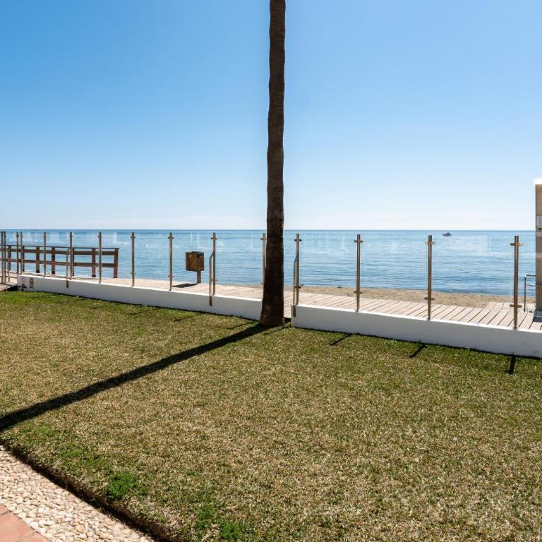 Dona Lola Micaela Beach front duplex 2 bedroom apartment - open sea and beach views surrounded by bars and restaurants - Costa del Sol - CS199 - Apartamento de 2 dormitorios - 25