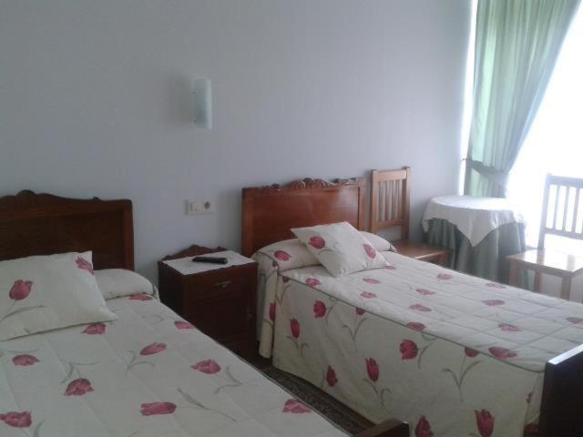 Hostal Pumar - Habitación Doble con baño compartido - 2 camas - 3