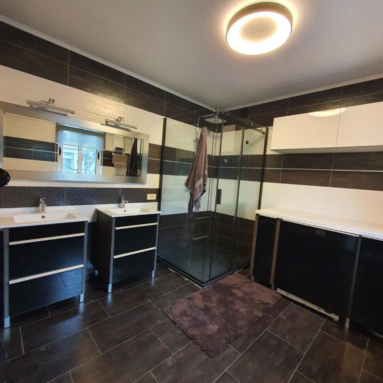 Selena - Five-Bedroom House - 34