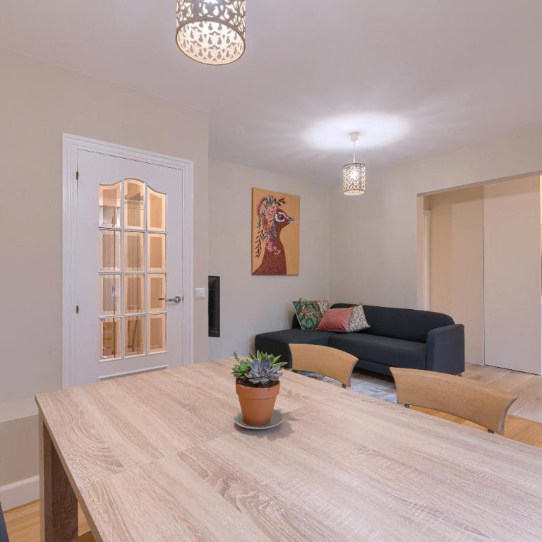 Vivienda turística reformada en zona residencial con garaje y wifi - Apartamento de 2 dormitorios - 2