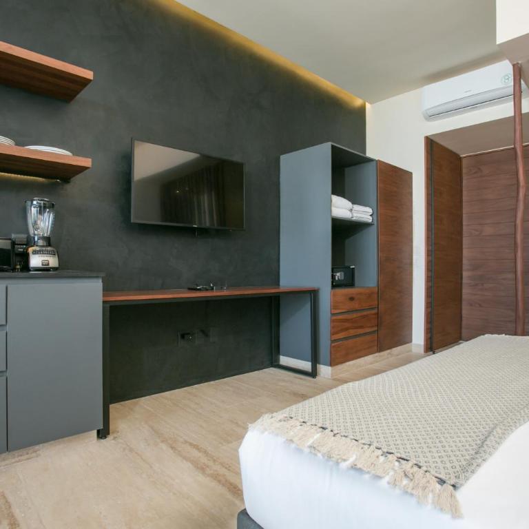 Ceren Luxury Apartments at Fifth Avenue by Spot Rentals - King Suite with Balcony - 2