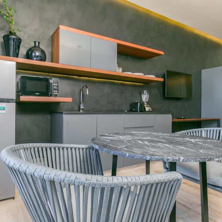 Ceren Luxury Apartments at Fifth Avenue by Spot Rentals - King Suite with Balcony - 1