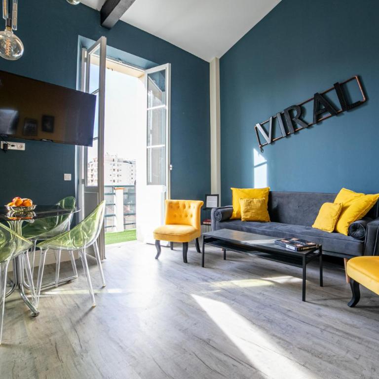 The Loft - Superb 2 bedrooms on top floor with terrace - 10min to Palais & Beach! - Loft - 34