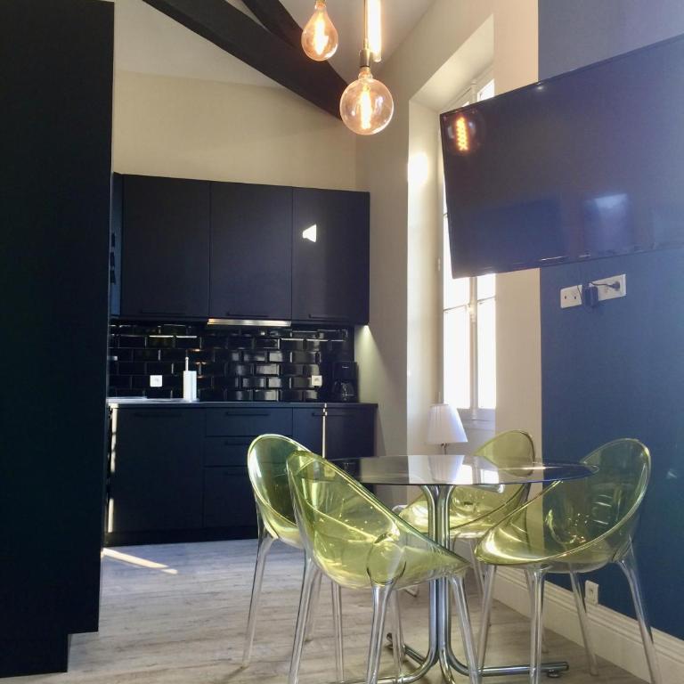 The Loft - Superb 2 bedrooms on top floor with terrace - 10min to Palais & Beach! - Loft - 33