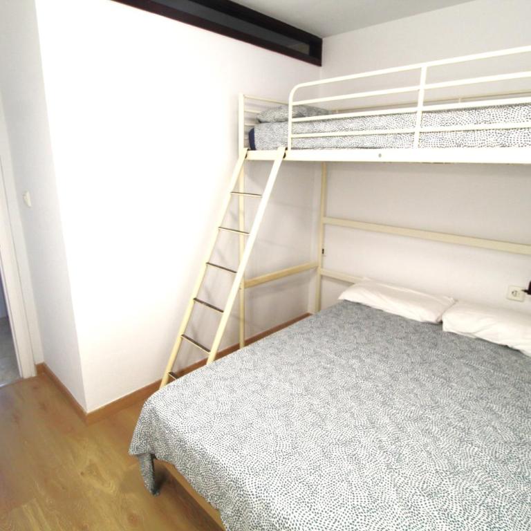 Very lightful apartment. Incredible sea views. Big terrace, Swimming pool. AC. Very close to Alicante city center. - Two-Bedroom Apartment - 14