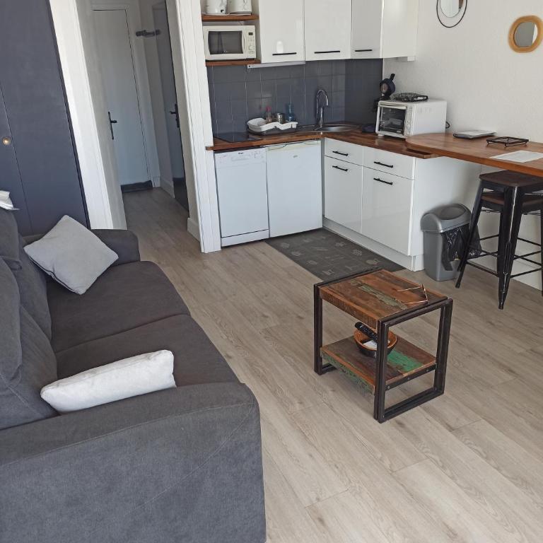 Vue dégagée et terrasse, studio 4 pers, piscine, parking, entre port et plage - Studio avec Terrasse - 6