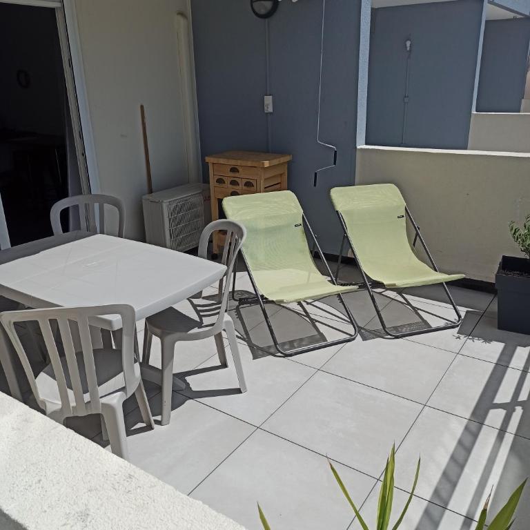 Vue dégagée et terrasse, studio 4 pers, piscine, parking, entre port et plage - Studio avec Terrasse - 5