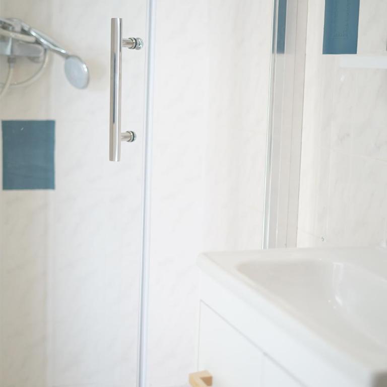 Les Volets Bleus - Chambre Double - Vue sur Piscine - 16