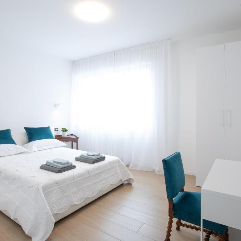 BB Elite Berchet - Camera Matrimoniale con Balcone (2 Adulti + 1 Bambino) - 1