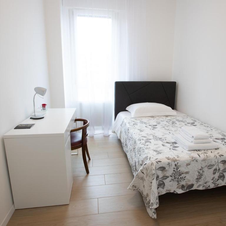 BB Elite Berchet - Camera Matrimoniale con Balcone (2 Adulti + 1 Bambino) - 4