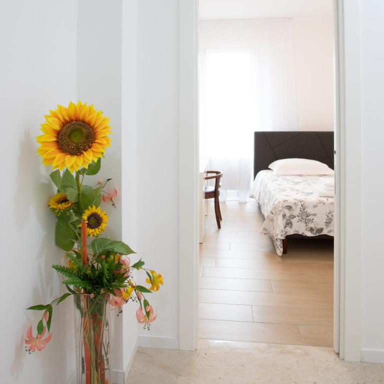 BB Elite Berchet - Camera Matrimoniale con Balcone (2 Adulti + 1 Bambino) - 2