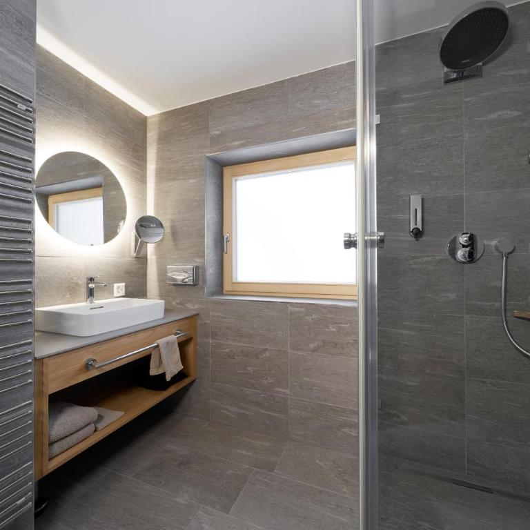 Aparthotel Grischuna - Doppelzimmer mit Bergblick - 1