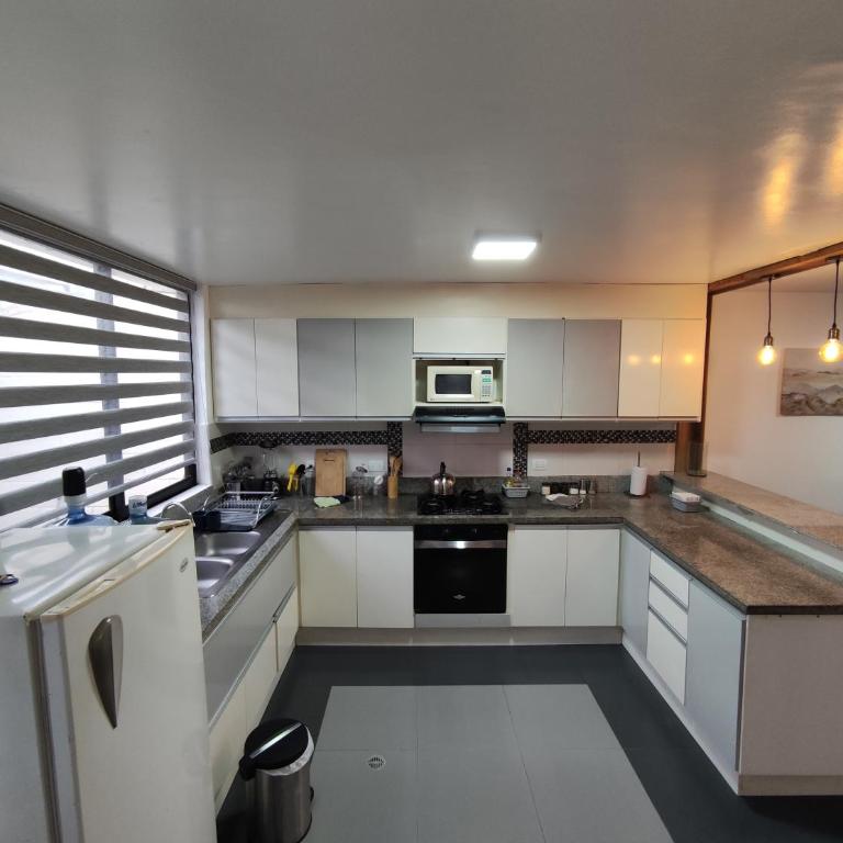 Elegante apartamento con vistas al volcán Tungurahua - Three-Bedroom Apartment - 13