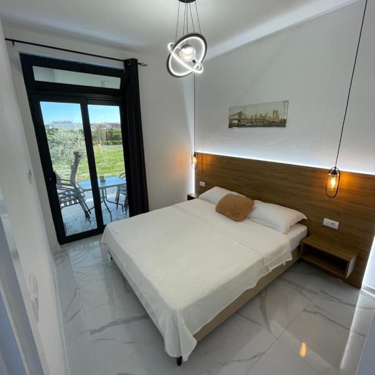 Lux Sereno Village - Deluxe Two-Bedroom Apartment with Garden View - 4