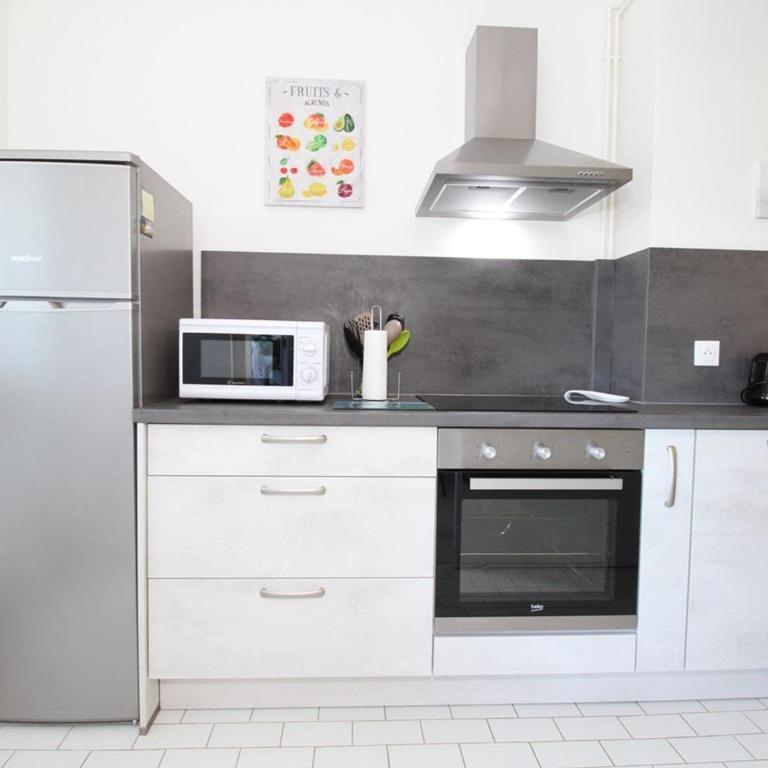 Bel Appartement T2 avec Loggia à 2 Min des Thermes, Wi-Fi, Classé 2 Étoiles - FR-1-553-211 - Apartment - 4