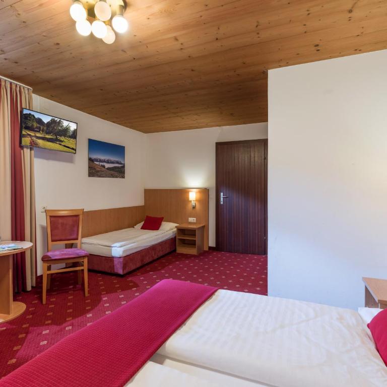 Haus Lukas - Dreibettzimmer mit Dusche - 2