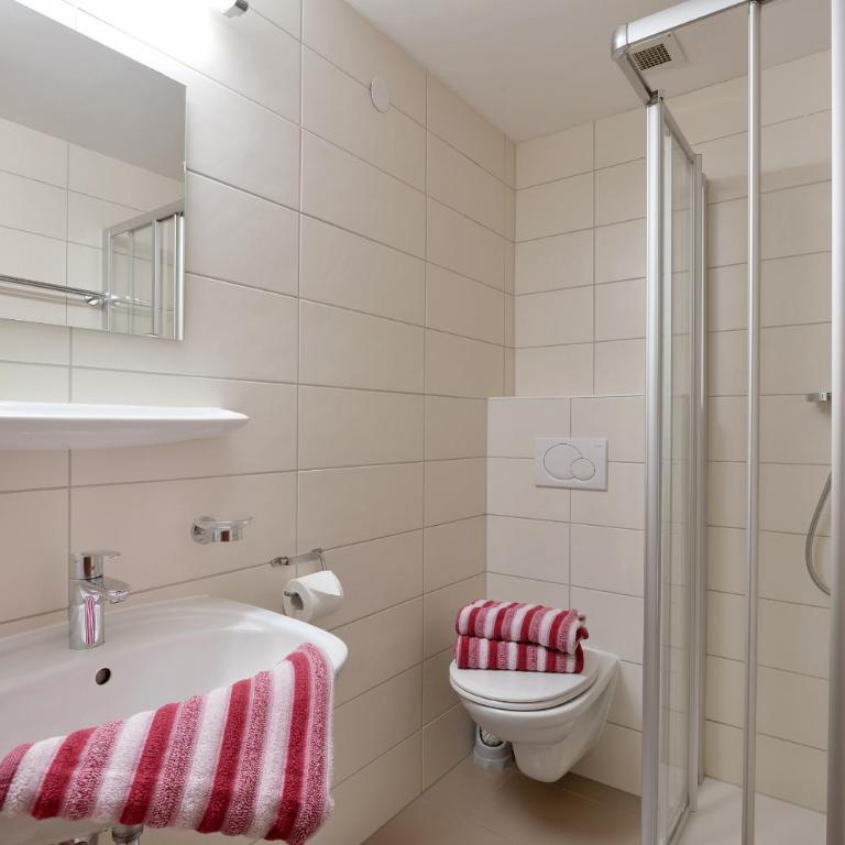 Haus Lukas - Dreibettzimmer mit Dusche - 4