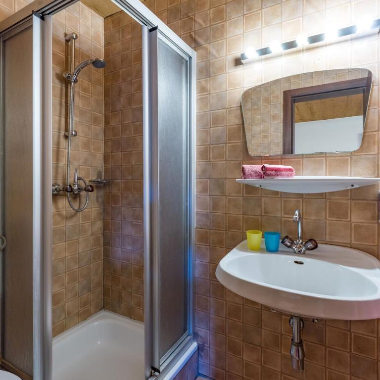 Haus Lukas - Dreibettzimmer mit Dusche - 5