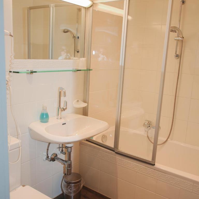 Hotel Sonnenhof - bed & breakfast & appartements - Dreibettzimmer mit Balkon - 9