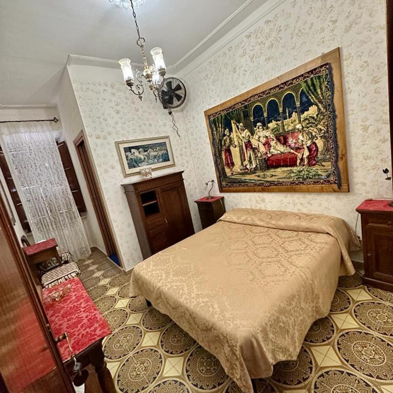 PENSIONE ITALIA - Camera Matrimoniale con Bagno Privato - 1