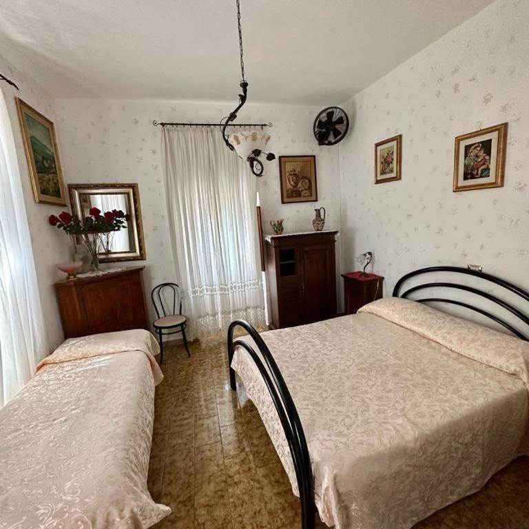 PENSIONE ITALIA - Camera Tripla Economy con Bagno in Comune - 1