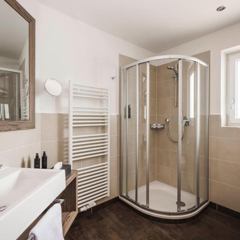 SomVita Suites - Habitación Doble con balcón y vistas a la montaña - 3