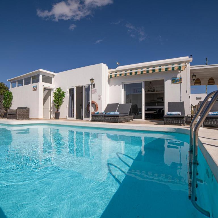 Villa Amigo - Three-Bedroom Villa - 1