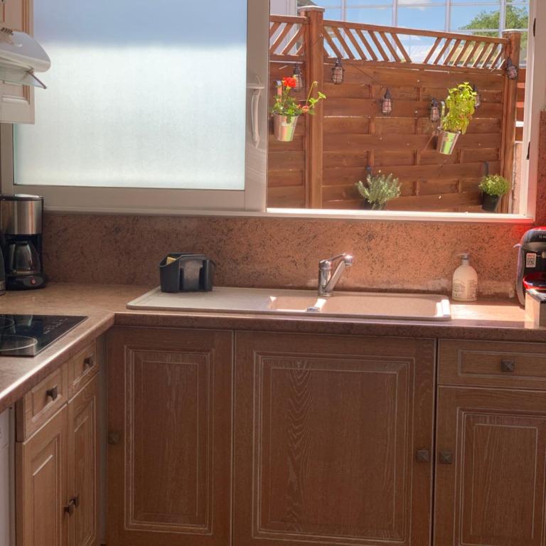 PYRENE HOLIDAYS - Appartement spacieux - chambres climatisées - cour privée - Three-Bedroom Apartment - 18