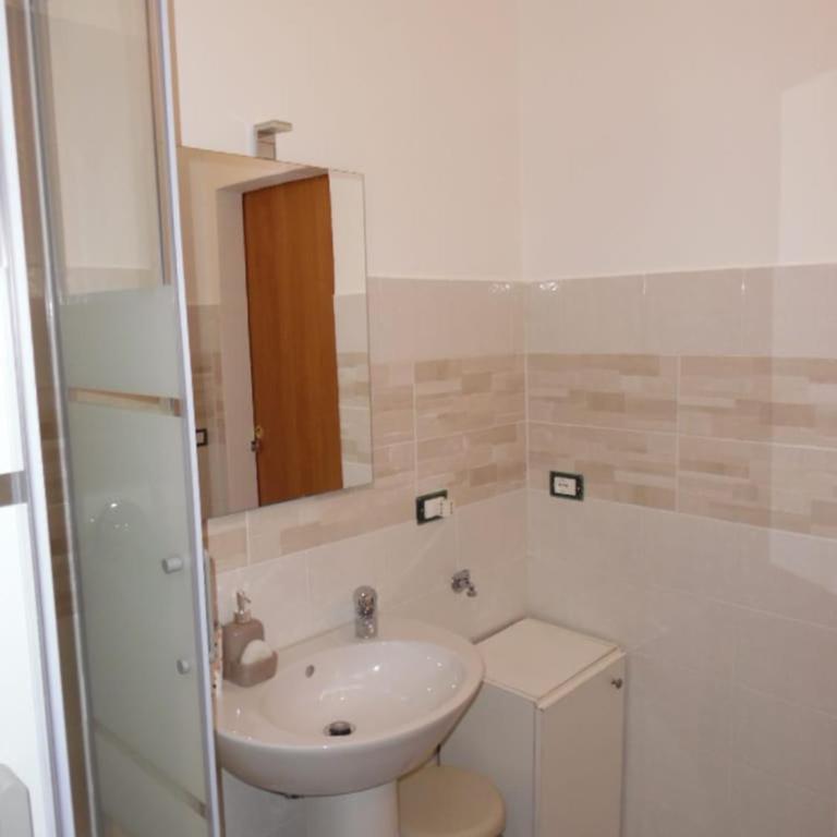 AFFITTACAMERE LE SIGNORINE - Camera Matrimoniale con Balcone (2 Adulti + 1 Bambino) - 2