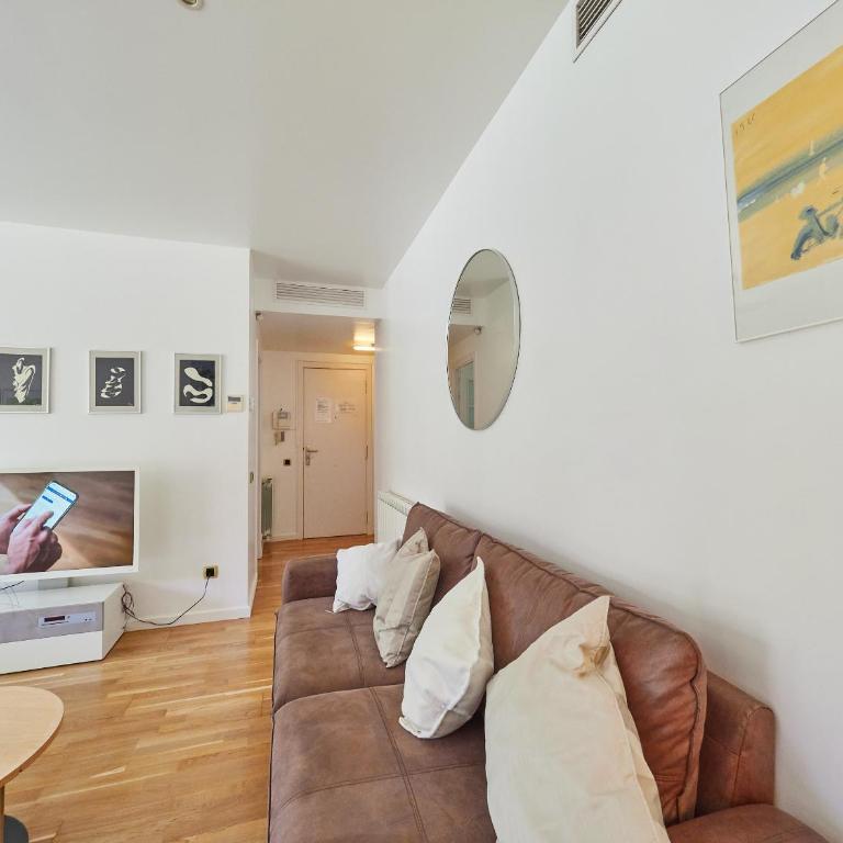 BarcelonaForRent Vila Olimpica Pool Suites - Three-Bedroom Apartment with swimming pool - Ramón Turró, 52 - 60