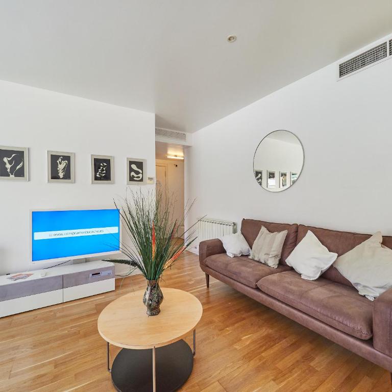BarcelonaForRent Vila Olimpica Pool Suites - Three-Bedroom Apartment with swimming pool - Ramón Turró, 52 - 55