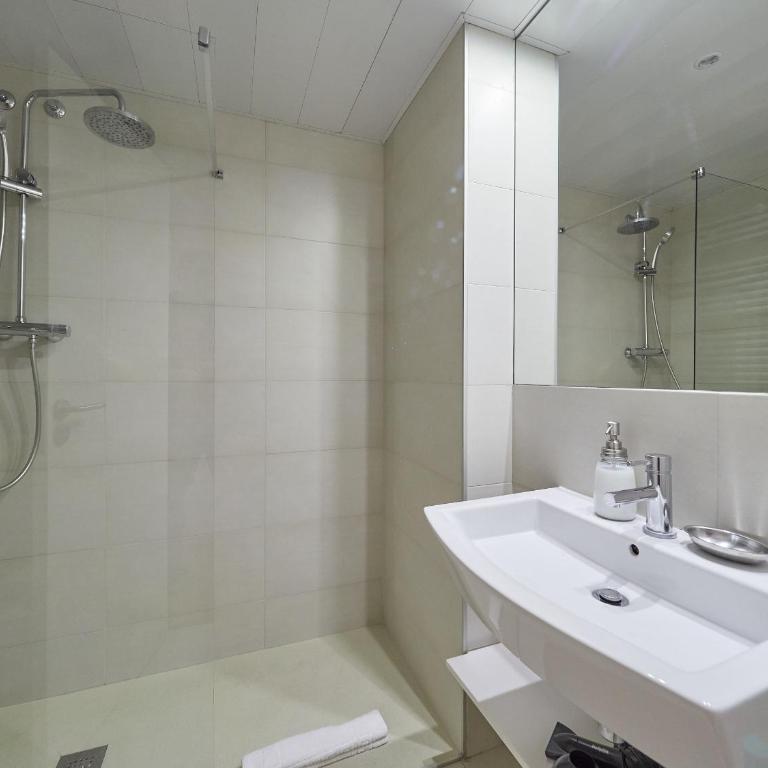 BarcelonaForRent Vila Olimpica Pool Suites - Three-Bedroom Apartment with swimming pool - Ramón Turró, 52 - 99