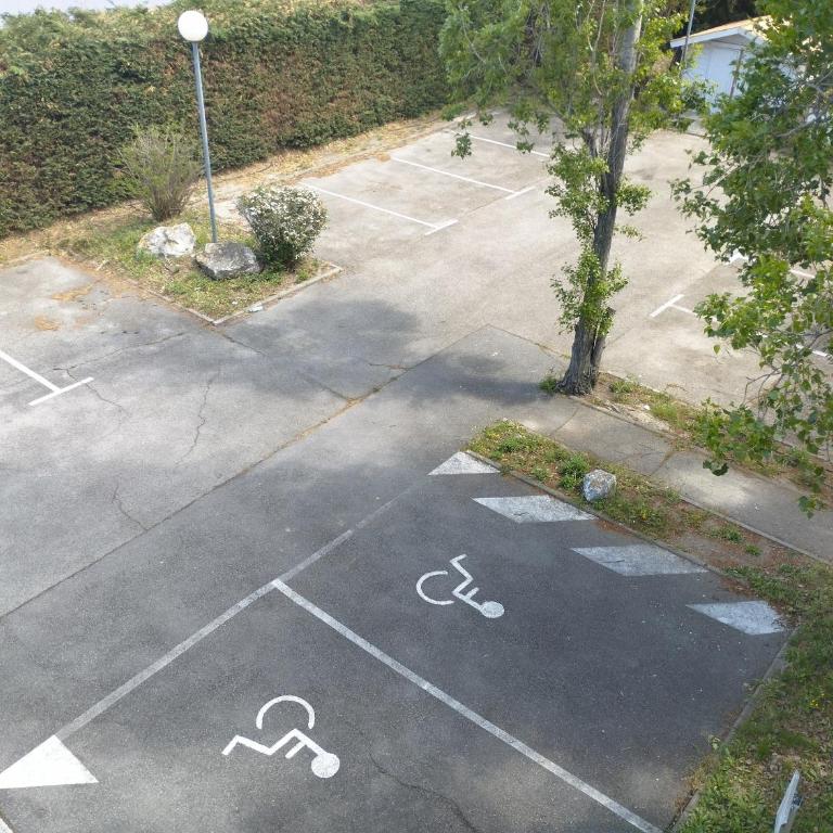 Noemys ARLES - Chambre Double - Accessible aux Personnes à Mobilité Réduite - 1