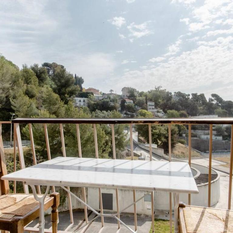 Private room in renovated apartment - Tram 1 min walk - Doppelzimmer mit Balkon und Meerblick - 2