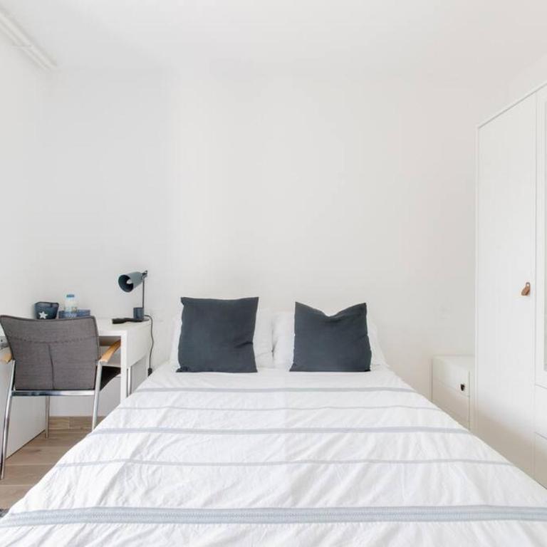 Private room in renovated apartment - Tram 1 min walk - Doppelzimmer mit Balkon und Meerblick - 3