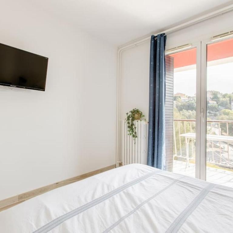 Private room in renovated apartment - Tram 1 min walk - Doppelzimmer mit Balkon und Meerblick - 6