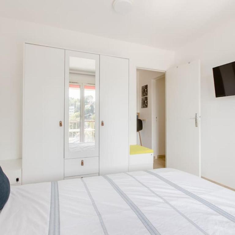 Private room in renovated apartment - Tram 1 min walk - Doppelzimmer mit Balkon und Meerblick - 4