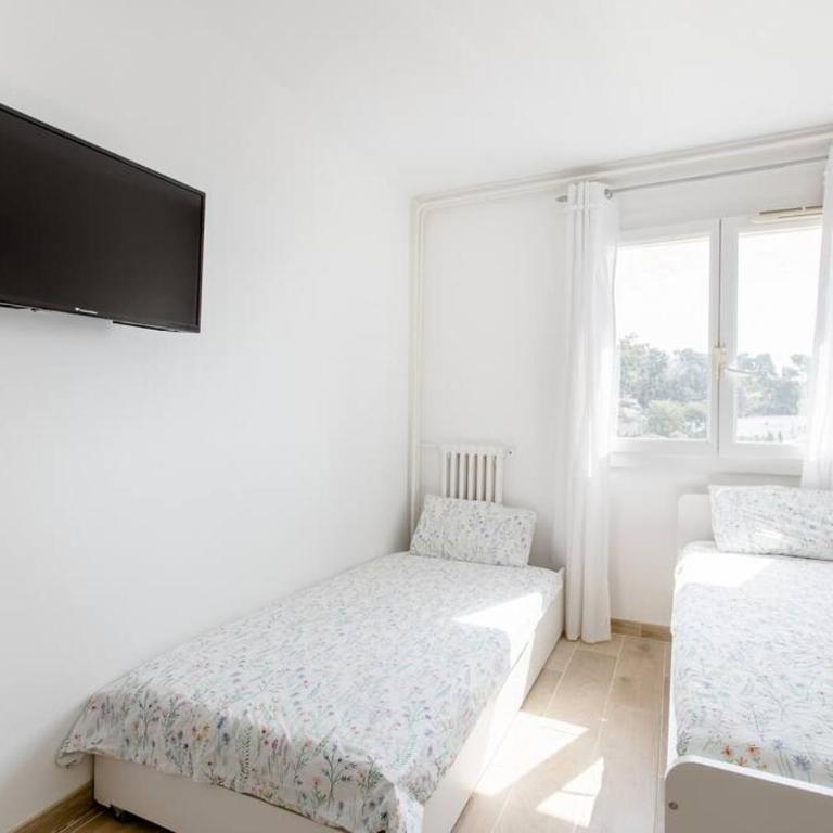 Private room in renovated apartment - Tram 1 min walk - Zweibettzimmer - 2