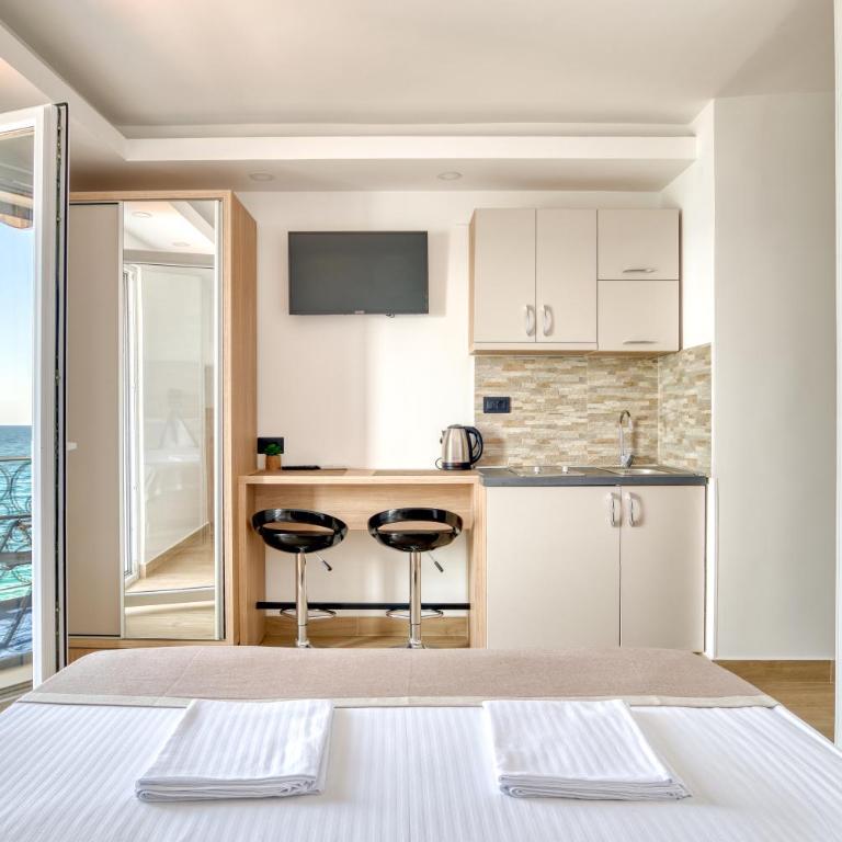 SYMPHONY - Deluxe Double Room with Balcony and Sea View - 1